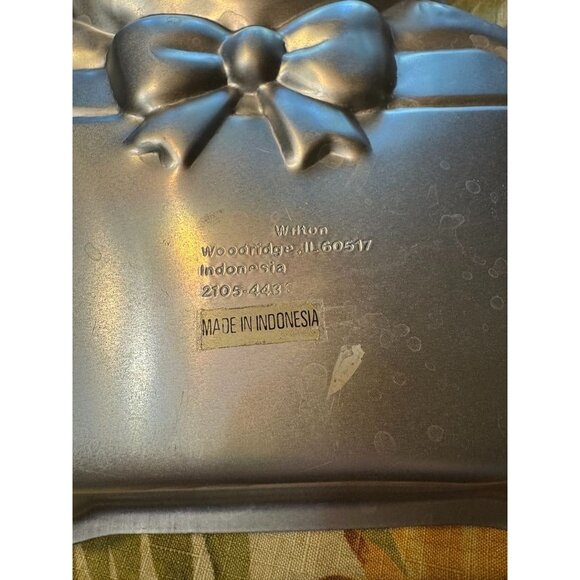 Pair of Wilton Merry Snowman Cake Pan and Holiday Bear with banner Aluminum - Picture 4 of 11